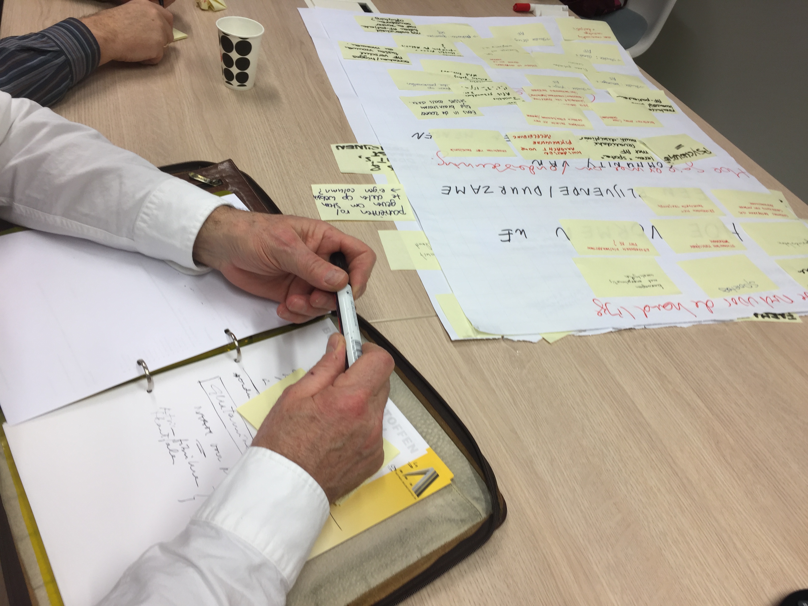 atriumfibrilleren brainstormsessie en opschrijven van ideeen